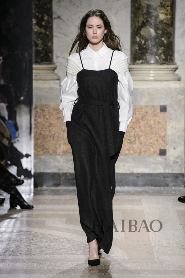 智慧女性心目中的最佳气质！MARYLING2017秋冬女装秀，海报网带你亲临2017秋冬米兰时装周