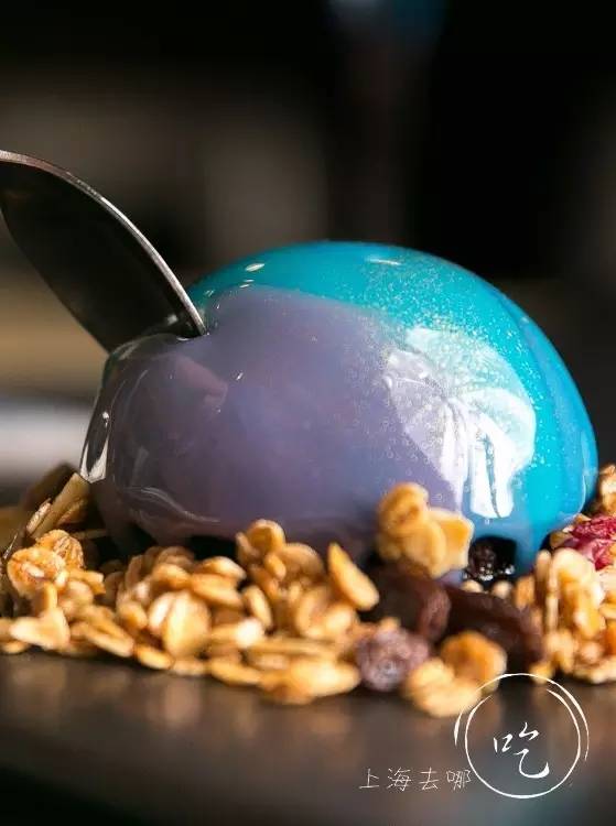 这家店靠一块INS美食博主的星空蛋糕，就把少女心秒成渣渣！涂红唇就打折，男生涂折更低！