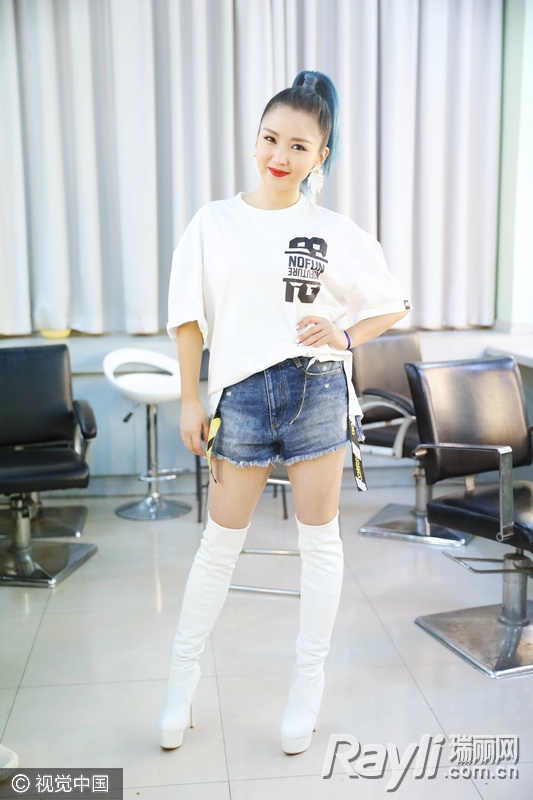 何洁穿过膝长靴视频,何洁靴子