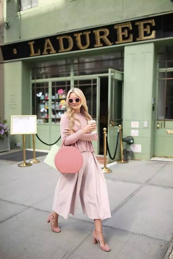 这个从不摘墨镜的酷女孩，竟然把粉红色穿得这么好看！