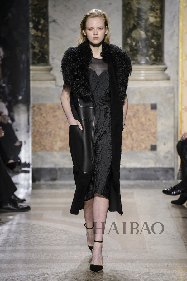 智慧女性心目中的最佳气质！MARYLING2017秋冬女装秀，海报网带你亲临2017秋冬米兰时装周