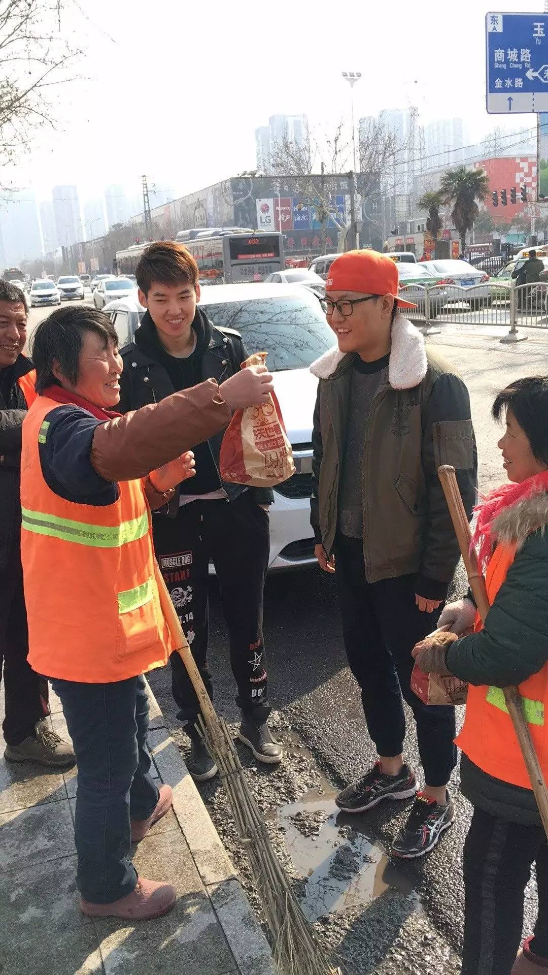 疯了！一群人在街上要钱，用了什么方法……竟拿到了这么多！