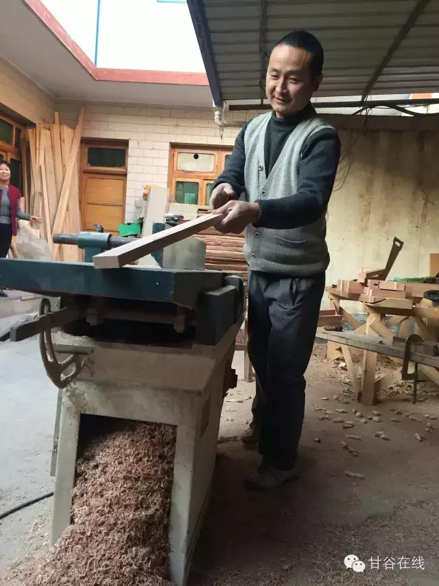 甘谷老梨木家具的传承者——谢建平