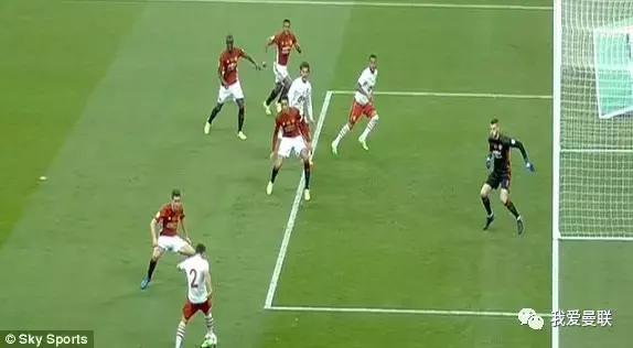 曼联首冠绝非终点,穆帅了却弗爵最大夙愿!颁奖典礼一瞬间太酷了