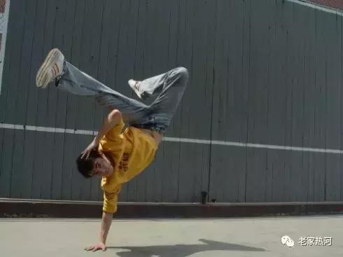 乍看是“高冷”、再看是“暖男”，承德小伙河北电视全能主持