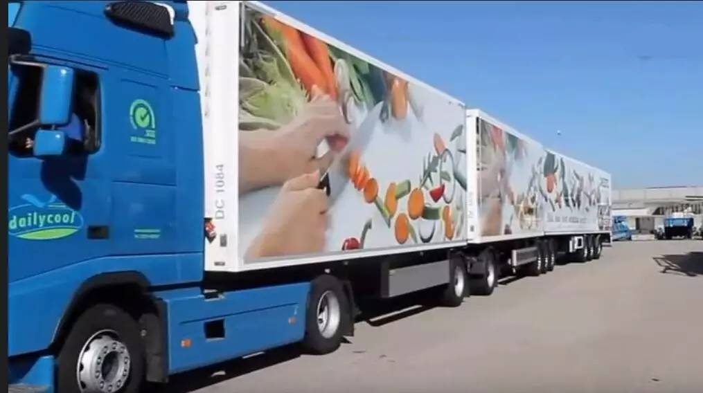 火车如何在公路上跑,公路火车如何控制转向