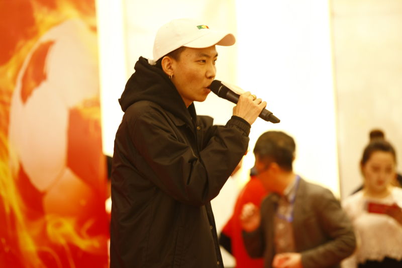 辽足球迷高歌,辽足助威歌