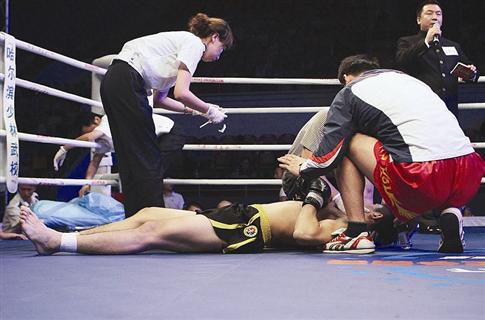 中国散打第一人迎战世界冠军被ko,22岁散打冠军被51岁大爷打死