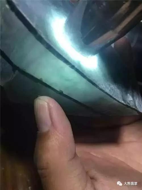 大白天宾馆拉着窗帘卖翡翠赌石，大熊买了块赌石小试牛刀竟完爆！