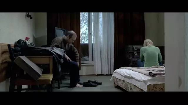 为了堕胎，她和怀孕的室友竟主动被无良医生玷污！