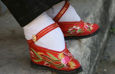 女人缠小脚原因,历史上女人缠脚什么时候开始的