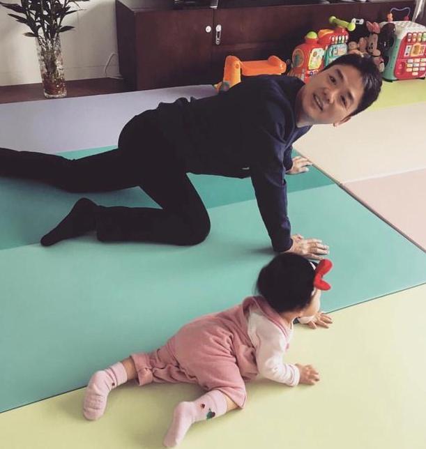 刘强东逆袭奶茶妹妹,奶茶妹妹和相差19岁的刘强东相恋