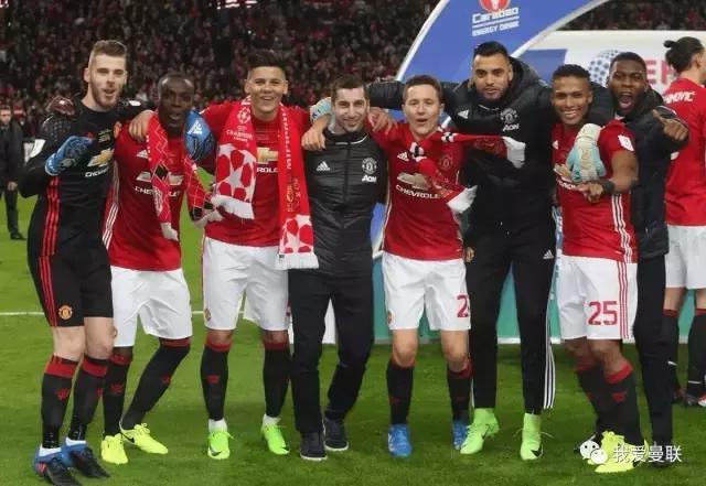 曼联首冠绝非终点,穆帅了却弗爵最大夙愿!颁奖典礼一瞬间太酷了