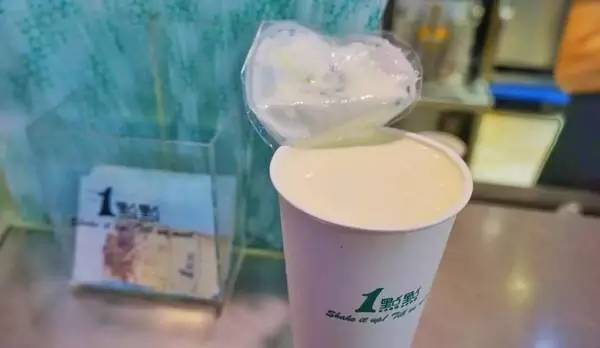 就算买一点点的长队排到街角，仍爱儿时那杯2块钱泡沫奶茶