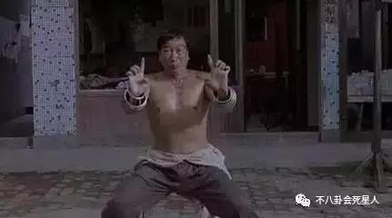 他成名于星爷《功夫》，父亲是黄飞鸿徒孙，如今功夫在世界排前列