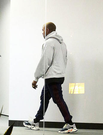 侃爷特别大的鞋子,侃爷穿超级大的靴子