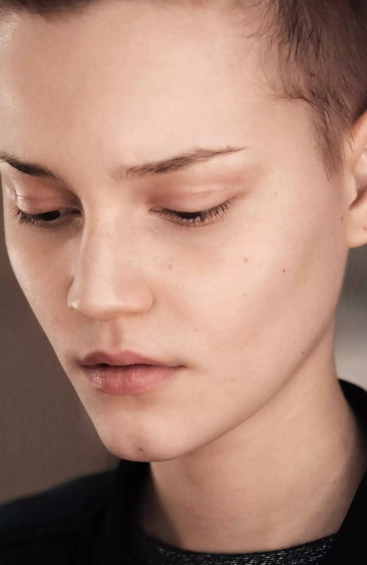 热搜中周冬雨用的什么色号口红,周冬雨同款兰蔻口红色号特别艳的