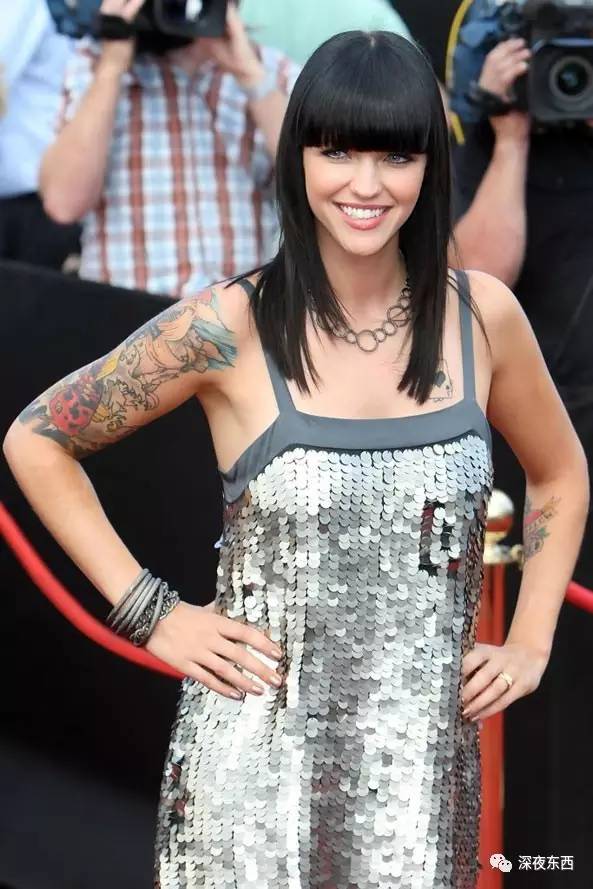 深夜东西｜在男女神之间切换自如的酷女孩，把多少姑娘都掰弯了……