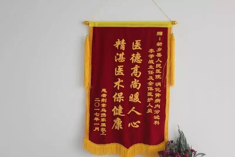 74岁蹬三轮车老人的事迹,老人骑三轮车带老伴拾荒