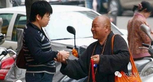 怒！亚洲假和尚已席卷世界各国骗钱！不止是伦敦！老外们都毛了！