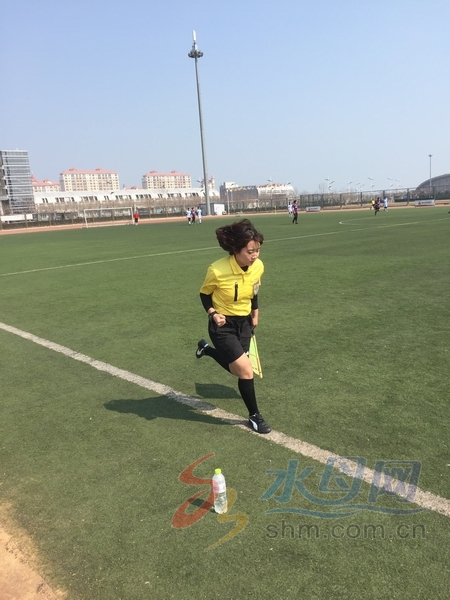 烟超烟甲“故事会”：大学生女裁判惊艳足球赛