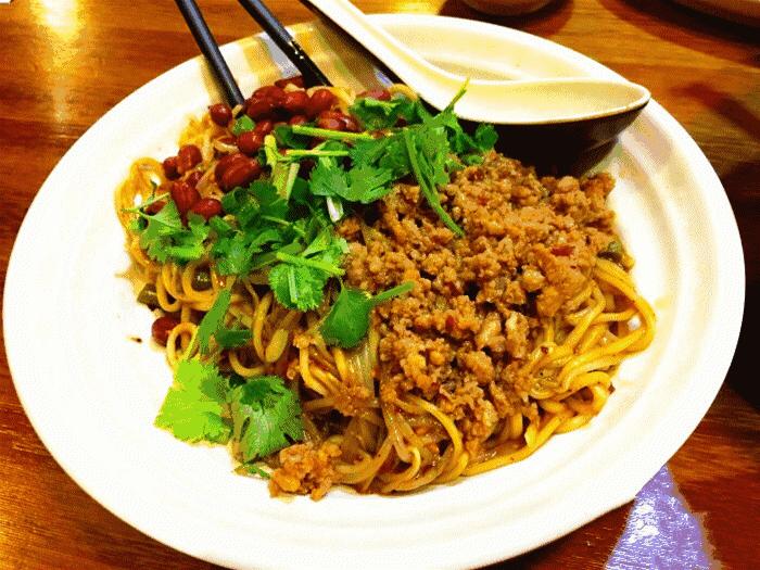 满大街都是重庆鲜面条店,满街小面