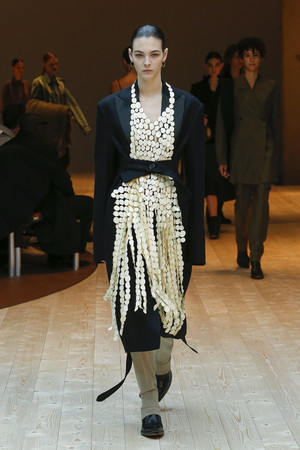 欧阳娜娜巴黎世家帽,巴黎世家欧阳娜娜同款