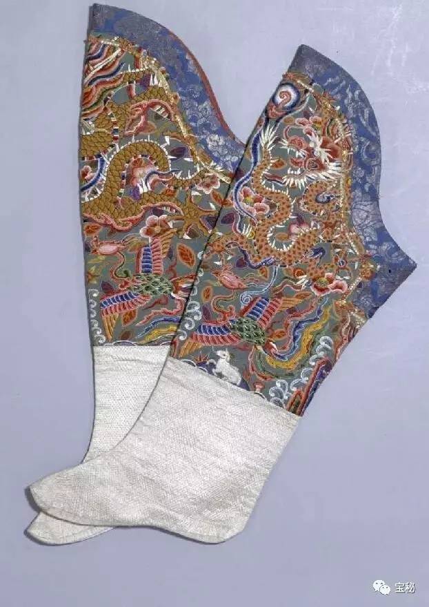 慈禧让太监苦不堪言,太监给慈禧穿袜子