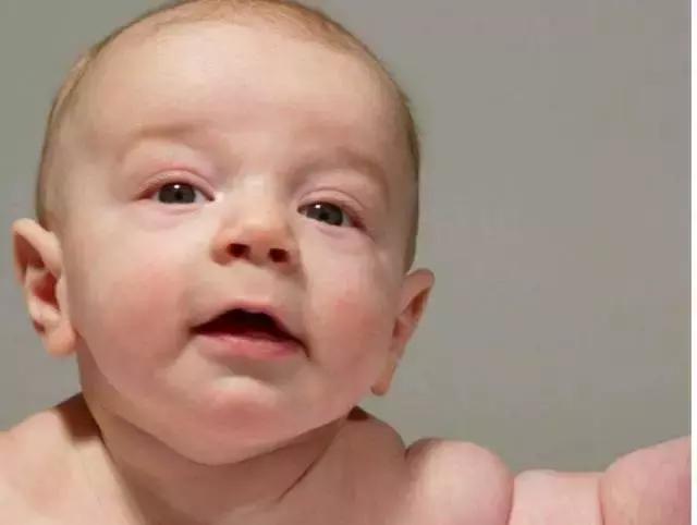 新生儿扭来扭去哼哼唧唧吐奶,新生儿吐奶脖子湿疹