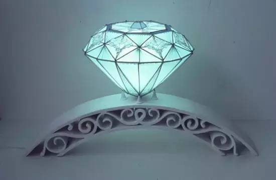 用废弃的石头做宝石,纸做的绿宝石变晶体