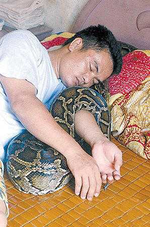 人蟒奇缘：海南岛风景秀丽的万泉河边，发生在椰子寨中的故事