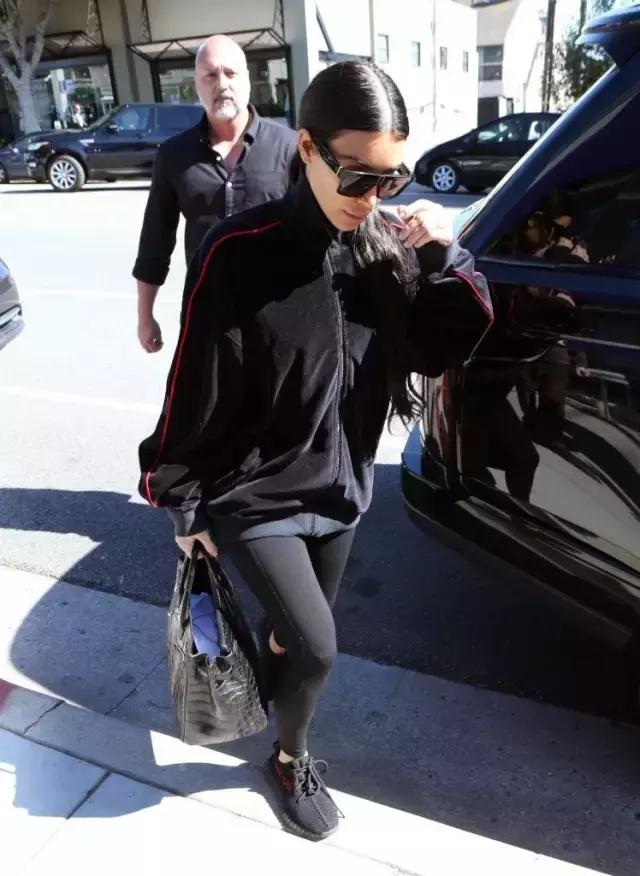 韩国明星上脚yeezy,yeezy白斑马