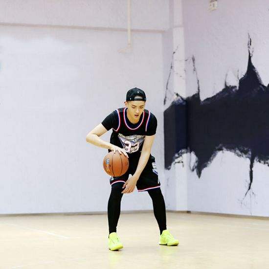 陈伟霆爱健身鹿晗喜欢足球，同是小鲜肉易烊千玺却对手串情有独钟