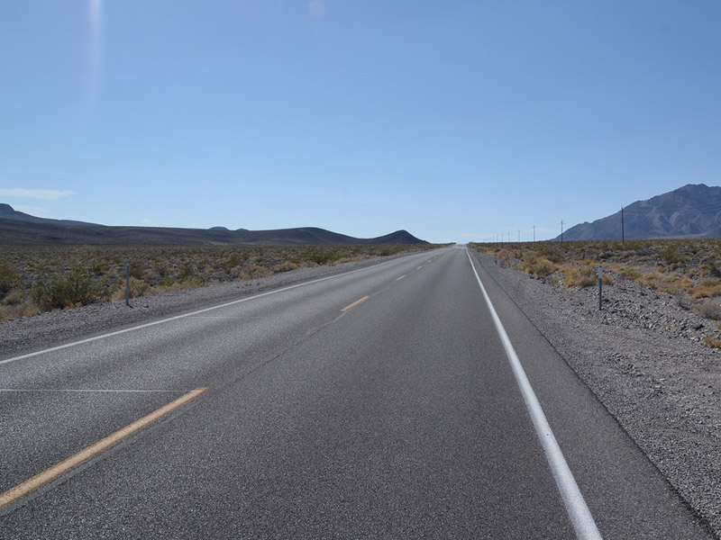 高速没路灯到底开远光还是近光,高速晚上没有路灯怎么回事