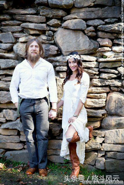 卢瑟夫和米兹拉娜,wwe拉娜跪地向卢瑟夫认错