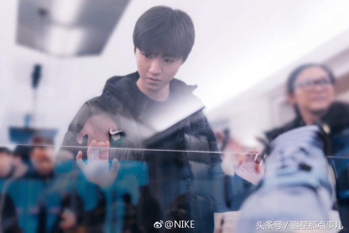 王俊凯nike彩虹鞋,王俊凯nike迪奥