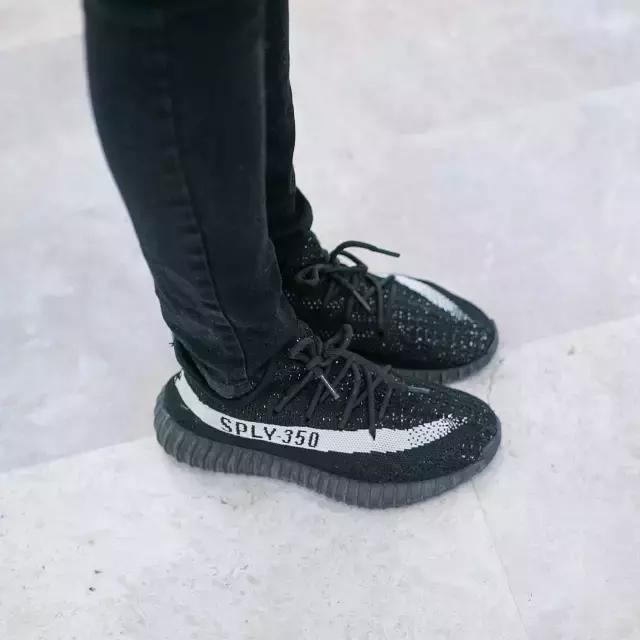 你的iphone7和AJ1同时掉河里，你先救哪个？