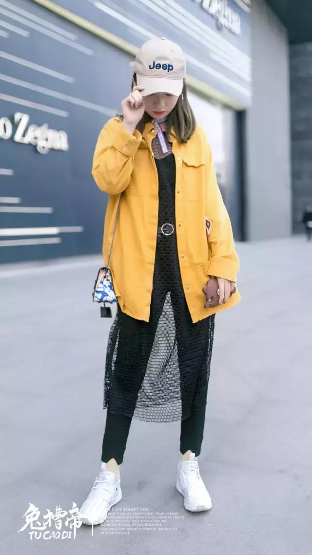 你的iphone7和AJ1同时掉河里，你先救哪个？