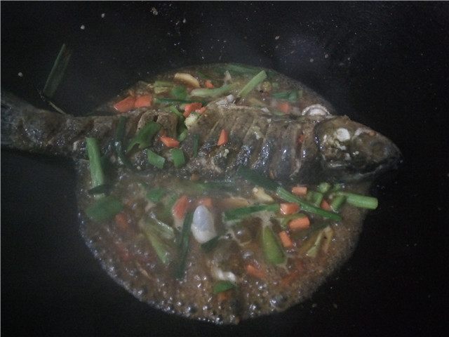 农村大铁锅红烧鱼,农家土灶柴火鱼的做法