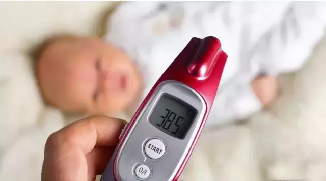 小孩发烧脚抽筋是怎么回事,宝宝发烧抽筋会咬到舌头吗