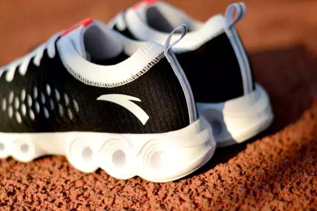 我在安踏官网定制了双鞋,成品真的惊艳到了我自己!