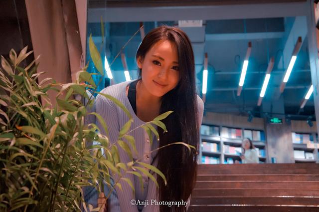 她是足球宝贝、蔡依林特邀舞者，丽水新素颜女神秀街拍魅力