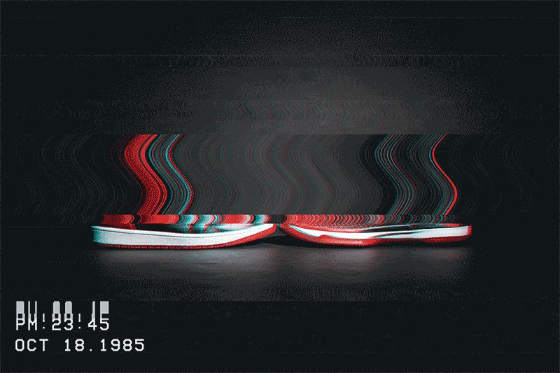 你的iphone7和AJ1同时掉河里，你先救哪个？