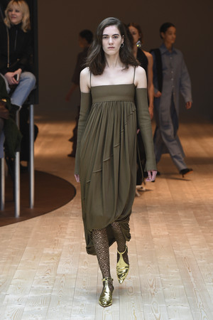 欧阳娜娜巴黎世家帽,巴黎世家欧阳娜娜同款