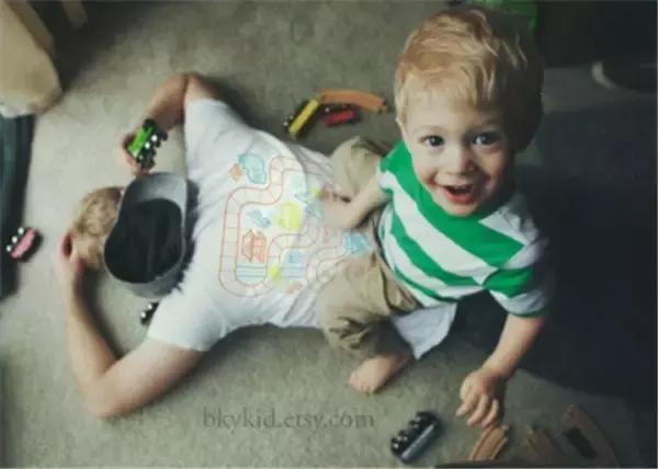 小朋友把手放下去捡玩具,小朋友把手放玩具