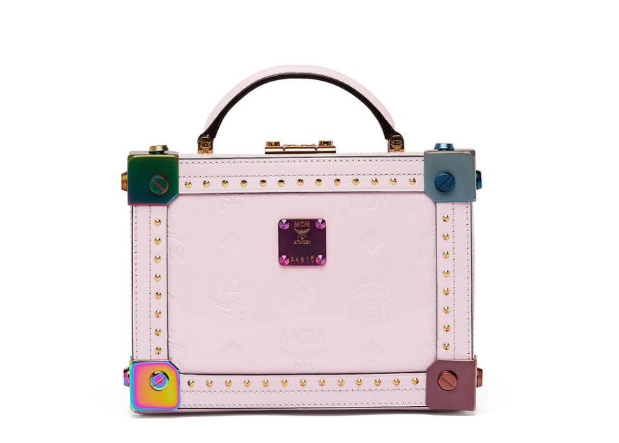 很多明星都在背着包又便宜又好看,明星背的包平价