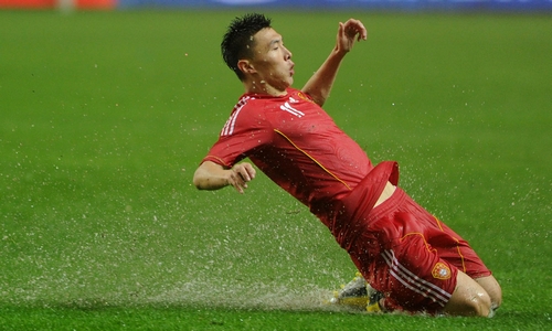 于大宝绝杀伊拉克雨中滑跪,于大宝雨中绝杀伊拉克卡马乔