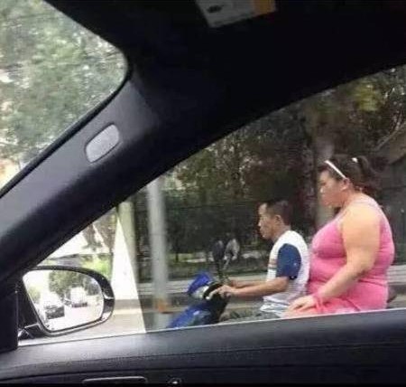 路上要是见到这么多钱，你们会怎么办？花掉还是还给人家