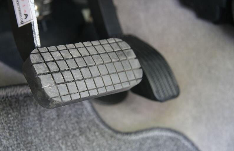 汽车熄火后，为什么刹车踏板踩不动了？下坡路段熄火有多危险？