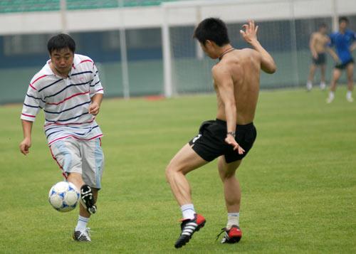 国乒和国足哪个待遇好,国乒和男足对比